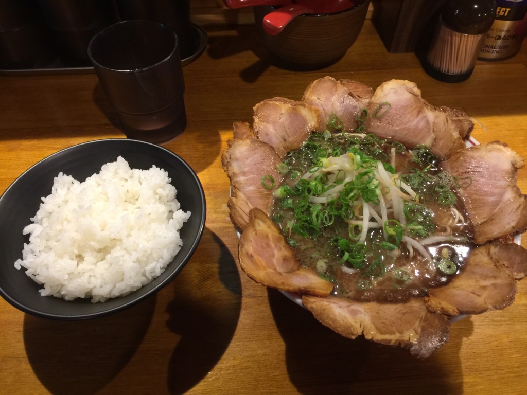 黒のチャーシュー麺とご飯